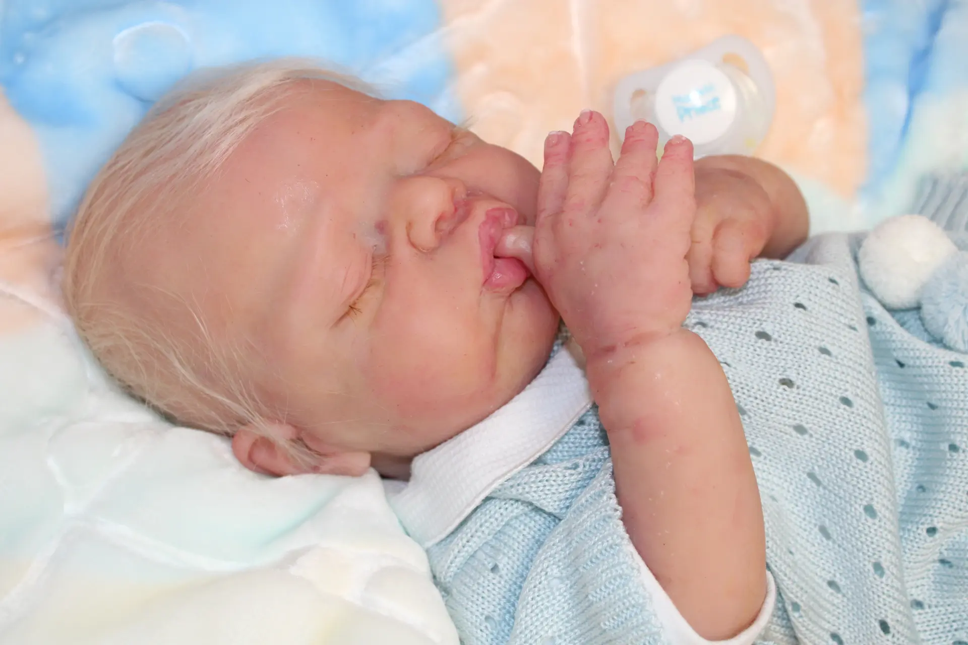 Tendre photo du modèle Charlotte qui suce son pouce