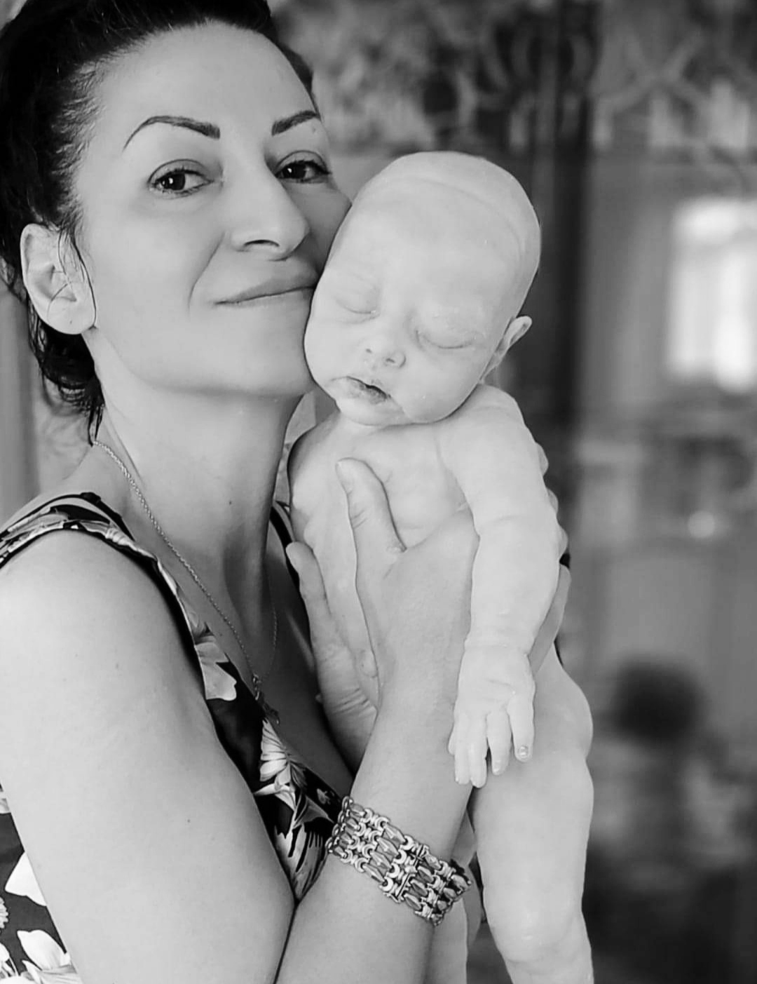 Photo de Nathalie Moiselet tenant un bébé Reborn en Silicone de sa création.